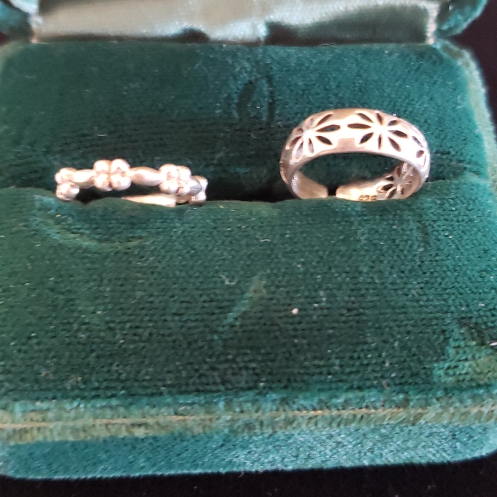 S/S toe rings.